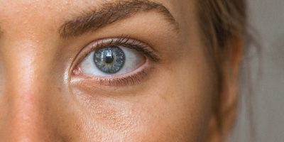 close-up photo of persons eye